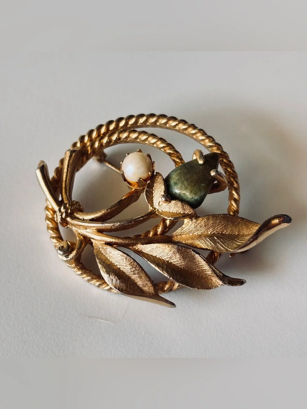 Vintage Sarah Cov Gold Tone Wreath Pin Textured Leaf Faux Pearl Green Accent